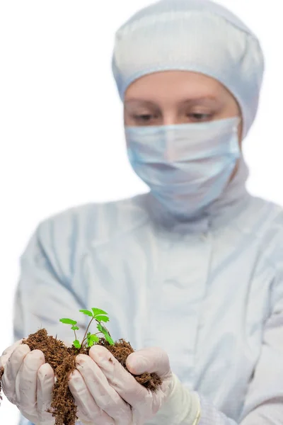 Kobieta naukowiec biolog gospodarstwa gleby w jego ręce i gree — Zdjęcie stockowe
