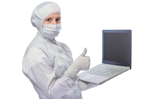 Успешный лаборант-химик с компьютером в руках изолирован — стоковое фото