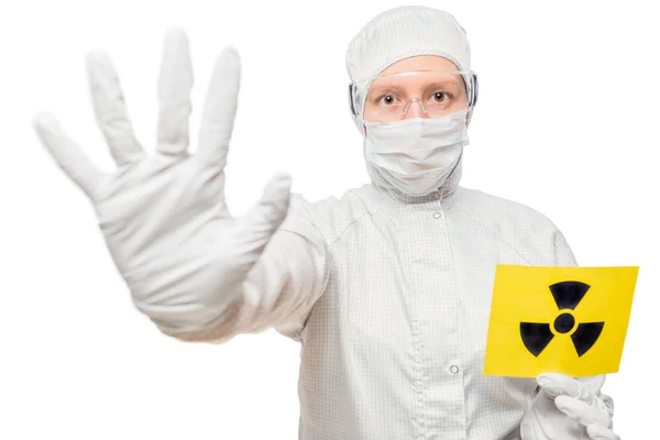 Radyasyon elbisesi içinde izole bir işaret tutan kimyager insanlar — Stok fotoğraf