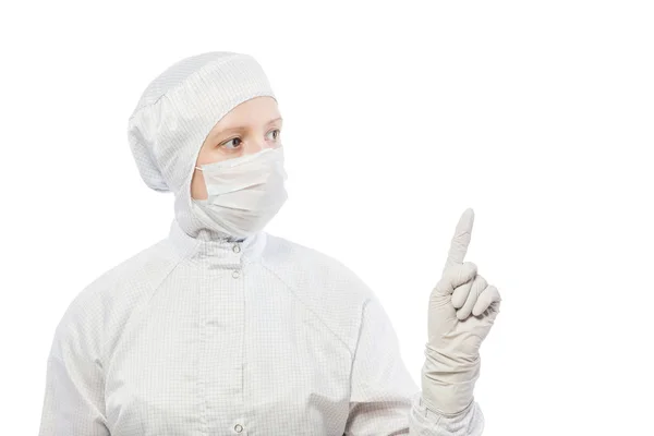 Químico con un traje y una máscara apuntando al espacio en una ba blanca — Foto de Stock