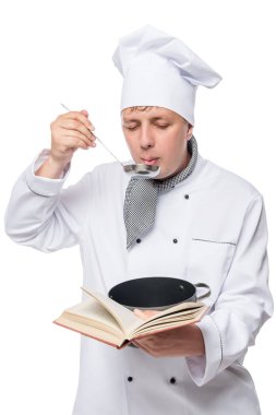 Şef tadı çorba ve bir beyaz backgr bir tarifi kitap okuma