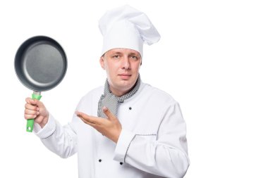 Genç Şef ve bir kızartma tavası, beyaz bir arka plan üzerinde bir portre