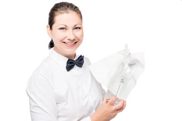 Retrato de um barman com um copo e um guardanapo para utensílios o — Fotografia de Stock