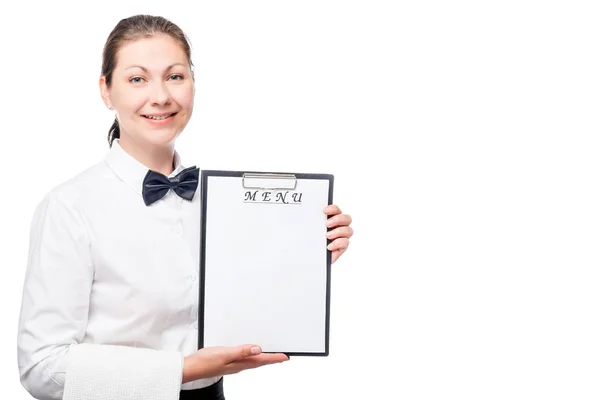 Dziewczynka kelnerka w koszuli przytrzymanie puste menu na białym tle na biały ba — Zdjęcie stockowe