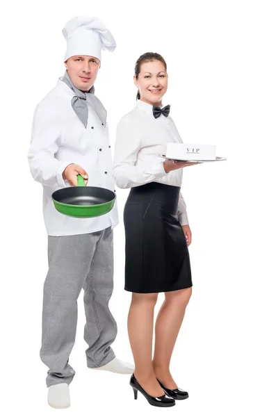 Camarera y chef con utensilios de cocina sobre un fondo blanco en —  Fotos de Stock