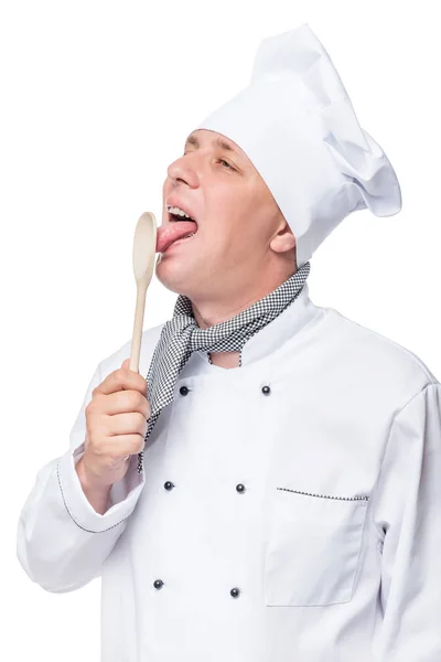 Chef-kok likt een houten lepel, portret geïsoleerd op witte achtergrond — Stockfoto