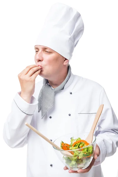 Профессиональный повар приготовил вкусный салат, показывая жест на — стоковое фото