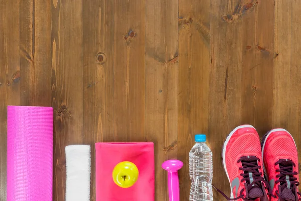 Donkere houten vloeren en faciliteiten voor sporten aan de onderkant van de — Stockfoto