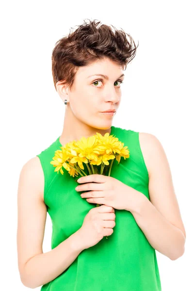 女子与一束黄色 chrysanthe 垂直肖像 — 图库照片