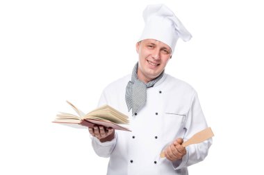 bir yemek kitabı ve bir whit üzerinde elinde bir kürek ile neşeli aşçı