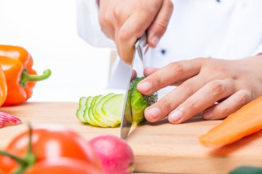 Kesim salatalık dilimleri bir keskin bıçak clo ile ahşap bir gemide