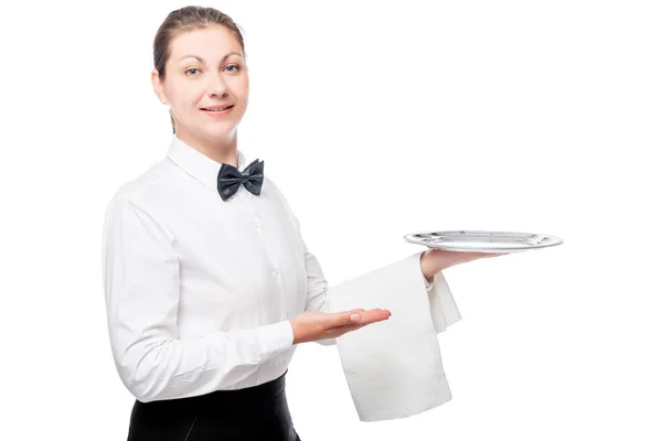 Camarera feliz con una bandeja de plata vacía, retrato aislado en w — Foto de Stock