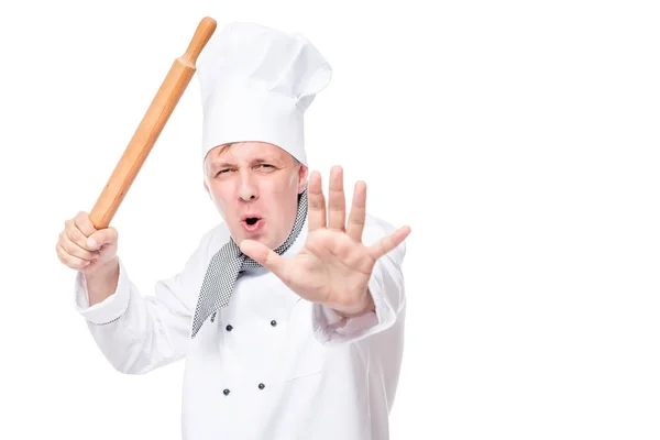 Actieve chef-kok leert vechtsporten Oosterse met een deegroller in h — Stockfoto