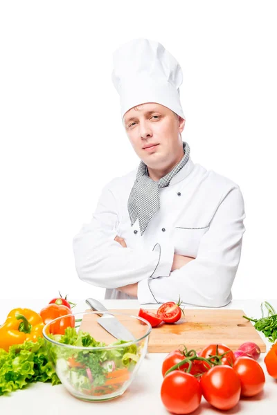 Вертикальний портрет кухаря за столом з овочами на — стокове фото