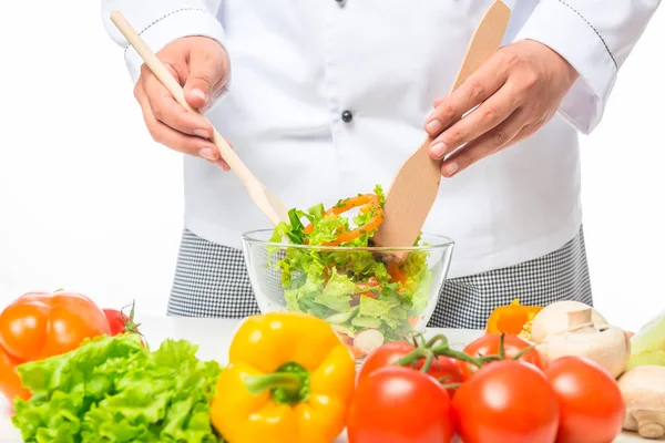 Крупним планом руки шеф-кухаря перемішали смачний овочевий салат — стокове фото