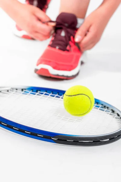 Rakety a tenisové míče Detailní záběr na bílém pozadí — Stock fotografie