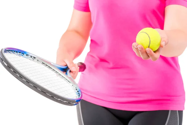 Желтый мяч и теннисная ракетка в руках спортсмена Closeu — стоковое фото