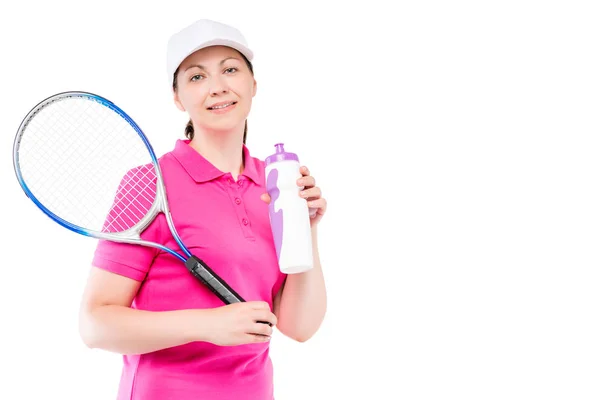 Hermosa chica con una raqueta y una botella de agua después de un juego — Foto de Stock