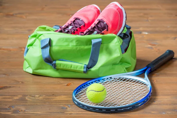 라켓과 테니스 가방 위트의 배경에 초점에 대 한 공 — 스톡 사진