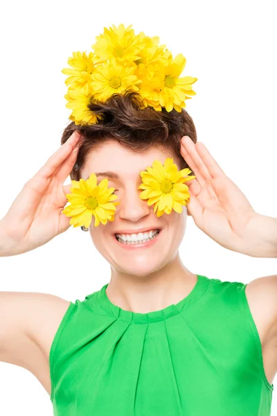 Una mujer con una hermosa sonrisa retrato con flores en un blanco —  Fotos de Stock