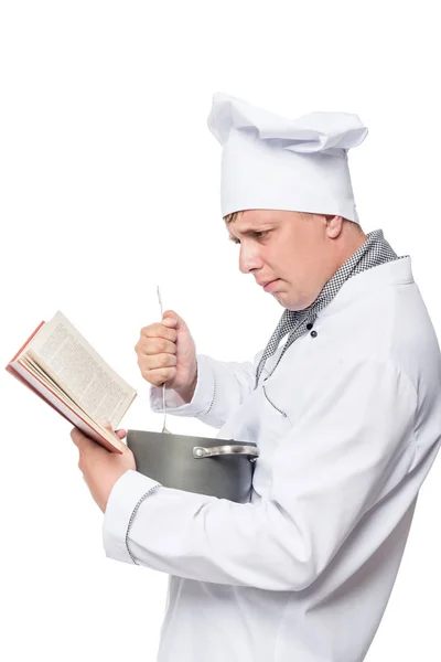 Chef-kok met kookboek en pan voor soep op een witte achtergrond — Stockfoto