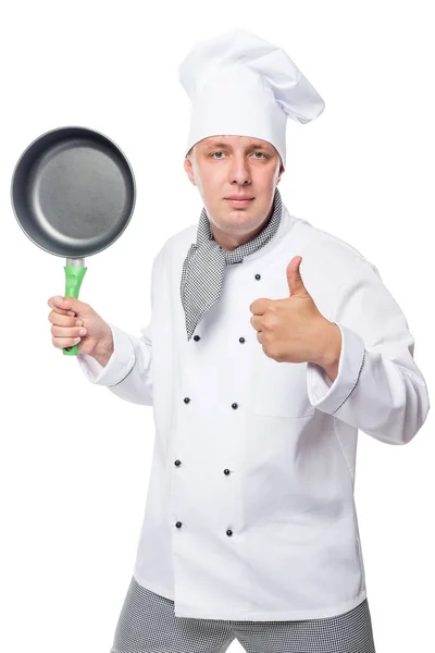 Zufriedener Koch zeigt Daumen nach oben und hält eine Pfanne auf einem — Stockfoto
