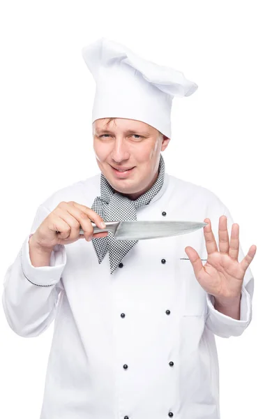 Lindo chef con un cuchillo afilado posando en el estudio en un bac blanco — Foto de Stock