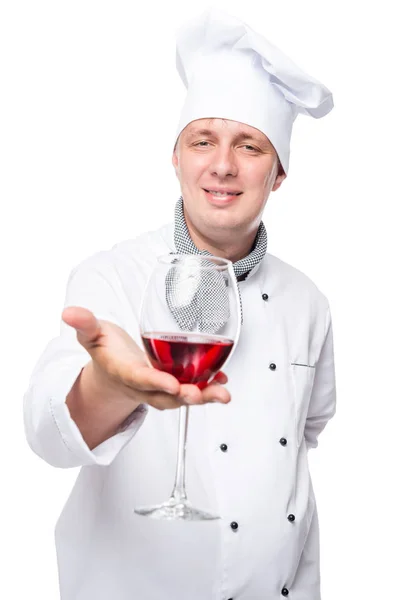 Chef avec un verre de vin rouge sur fond blanc — Photo