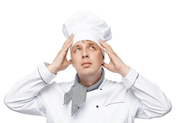 Człowiek pracuje jako kucharz, koryguje nakrycia głowy na białym tle — Zdjęcie stockowe
