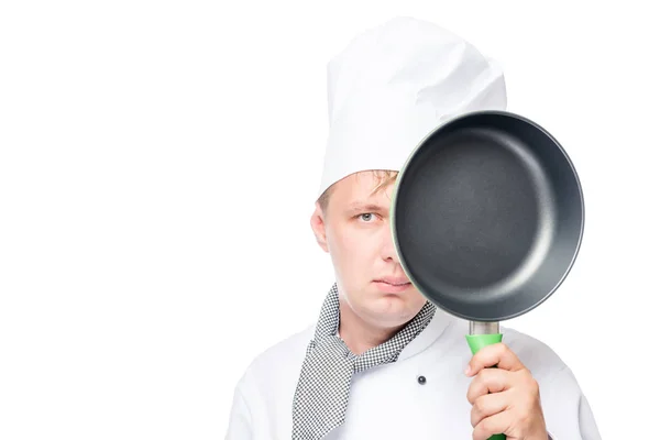 Ernstige expressie chef-kok met een leeg pan in de studio — Stockfoto