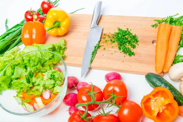 Дерев'яна обробна дошка, ніж і свіжі овочі для салату на — стокове фото