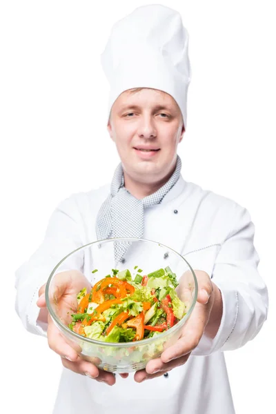 Salát v míse sklo drží chef salát v zaměření — Stock fotografie