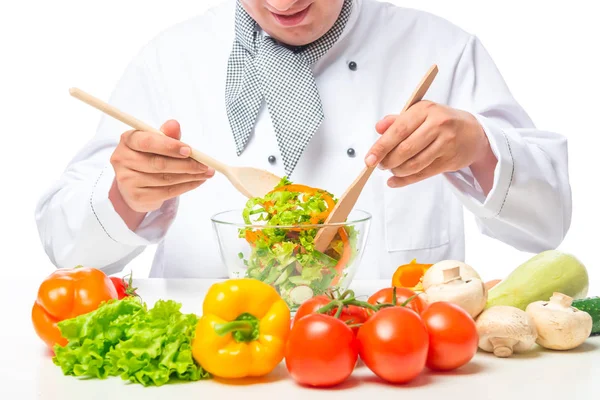 Salada jovem chef misturado em uma tigela de vidro com uma colher de madeira — Fotografia de Stock