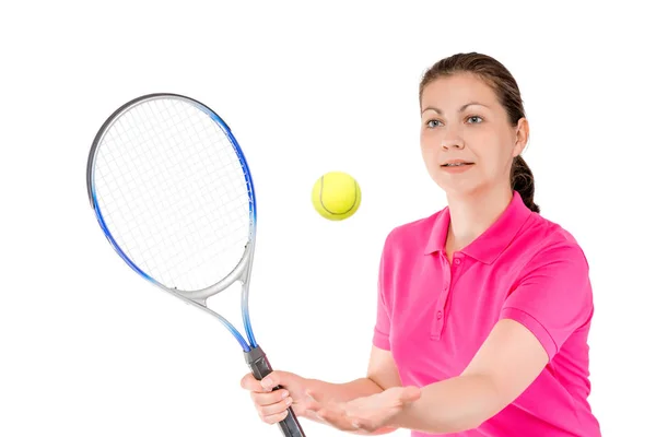 Jugador de tenis lanzó la pelota para golpear la raqueta en un backg blanco — Foto de Stock