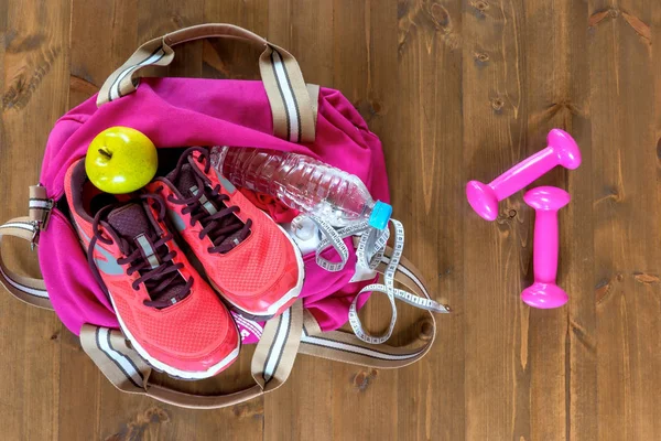 Saco esportivo feminino com objetos e roupas para um treino em um d — Fotografia de Stock