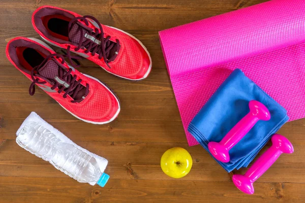 Objetos gimnasio situado en el suelo de madera oscura, vista superior — Foto de Stock