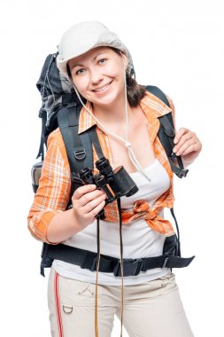 Güzel genç kadın ile bir sırt çantası ve dürbün posi hiking