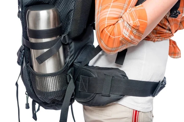 Mochila cheia de turistas na cintura com uma garrafa térmica de perto — Fotografia de Stock