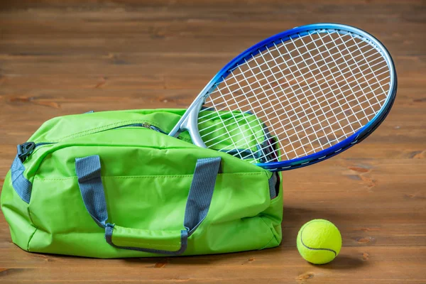 테니스 라켓에 녹색 스포츠 가방, 개체 막대기는 — 스톡 사진