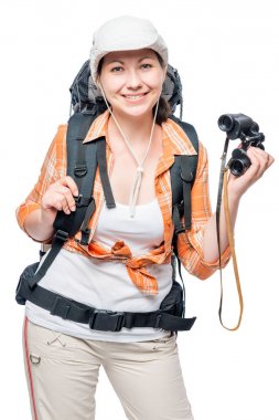 Kız turist dürbün ve bir backpac beyaz bir arka plan üzerinde