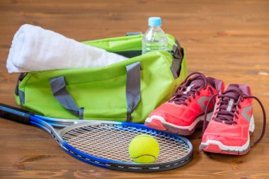 Tenis oynamak için aksesuar ahşap karanlık yere yat