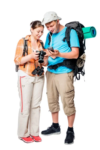 Aktivní turisté s batohy zobrazit fotky na fotoaparátu na bílé ba — Stock fotografie