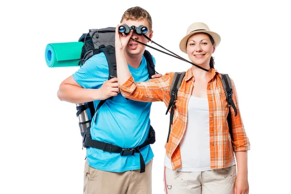 Ragazza all'uomo dà un'occhiata attraverso il binocolo su un backgroun bianco — Foto Stock