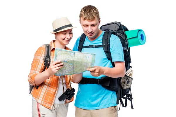 Reisende auf einer Wanderung mit Karte und Rucksäcken isoliert — Stockfoto