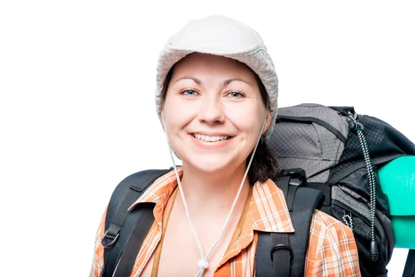 Femme heureuse touriste avec un sac à dos sur un fond blanc — Photo