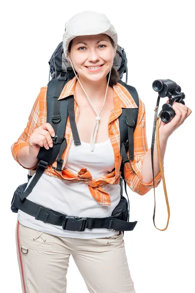 Turista menina em um fundo branco com binóculos e um backpac — Fotografia de Stock