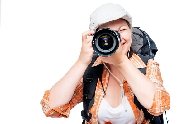 Chica con una cámara viaja con una mochila, el retrato está aislado —  Fotos de Stock