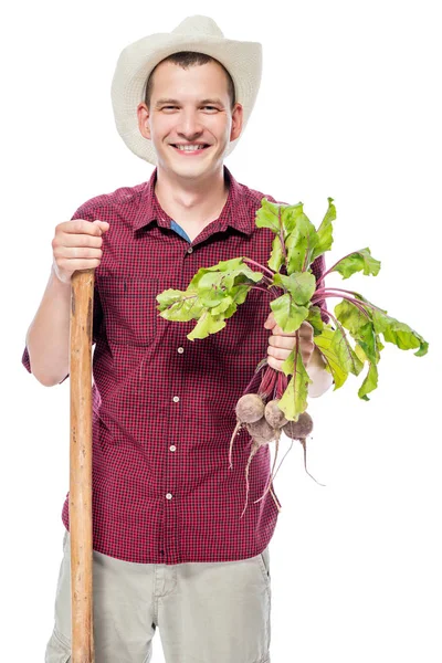 Retrato vertical de un agricultor con una cosecha de remolacha en la mano en un —  Fotos de Stock