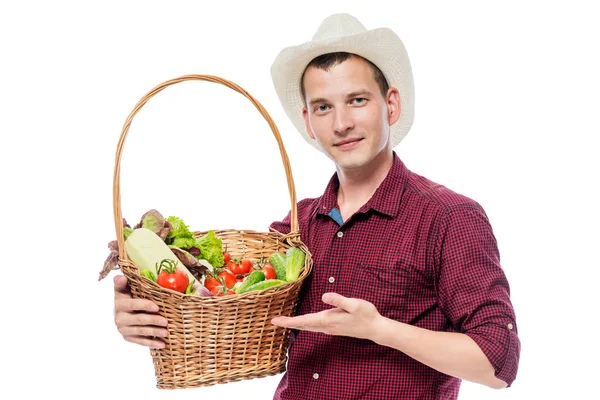 Muž 30 let se zeleninou v koši na bílé poza — Stock fotografie