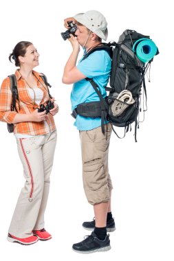 Model ve kamera turistler üzerinde beyaz backg sırt çantaları ile olan adam